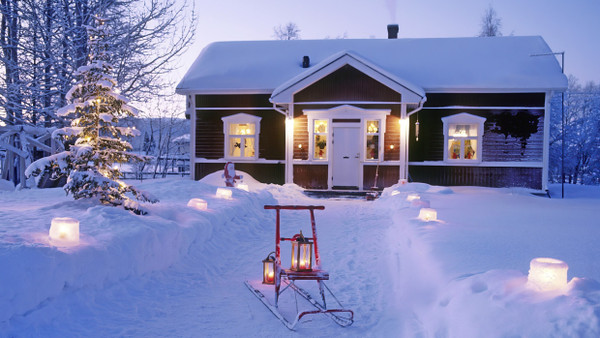 Leuchten im Schnee: Wege und Türen sollten immer illuminiert sein, ein zartes Licht im Baum schafft dazu Atmosphäre.