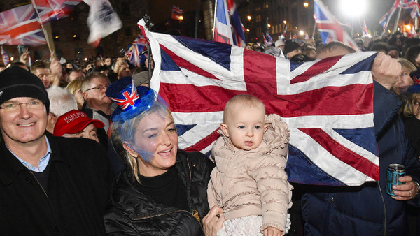 Brexit-Anhänger feiern in London vor dem Parlament