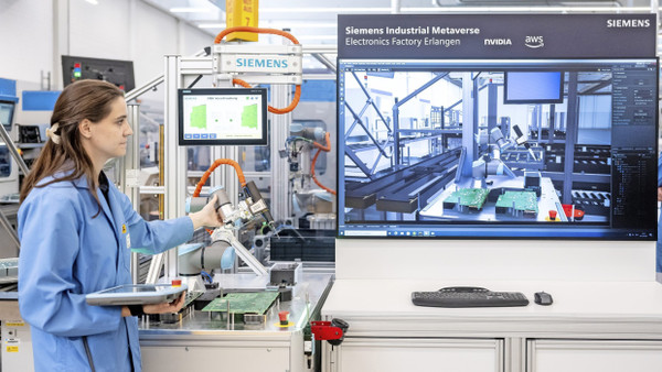 Live und in Farbe: Projektleiterin Velia Janetzky zeigt den digitalen Zwilling des Siemens-Werkes für Teile der Leistungselektronik in Erlangen.