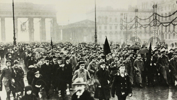 Demonstration von Arbeitern und Soldaten am Pariser Platz in Berlin, November 1918.