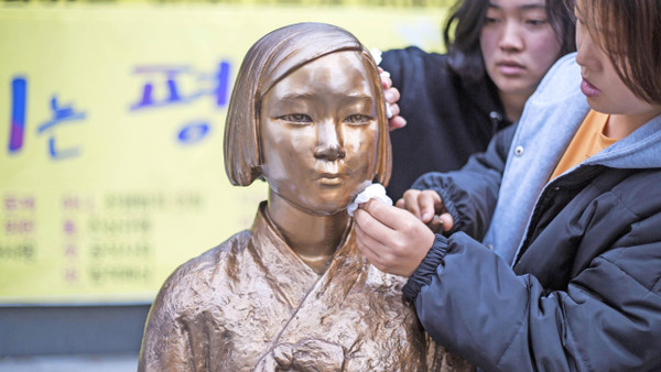 Sie weint nicht und braucht doch immer wieder ein Taschentuch, nachdem Demonstranten sie beschmutzt haben: Die „Friedensstatue“ vor der japanischen Botschaft in Seoul ist ein Werk von Kim Seo-kyung und Kim Eun-sung.