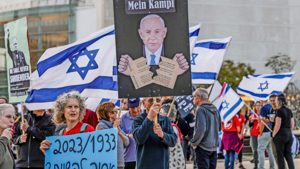 Mit Nazi-Vergleichen gegen Netanjahu: Demonstration in Tel Aviv am 8. April 2023