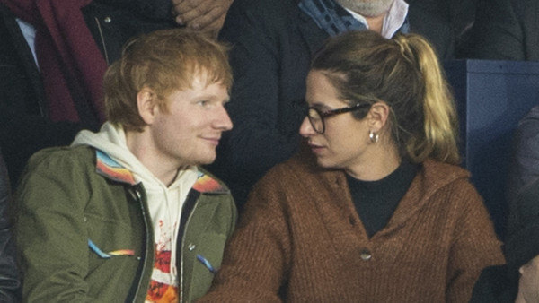 Ed Sheeran (links) und seine Ehefrau Cherry Seaborn bei einem Fußballspiel.
