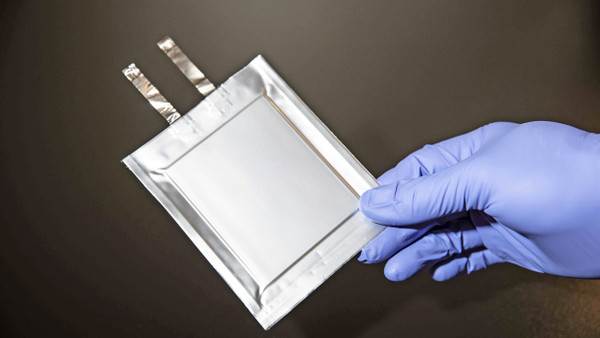 Feststoffakku im handlichen Pouchzellen-Format. Äußerlich ist kein Unterschied zu einer klassischen Lithium-Ionen-Batterie zu erkennen.