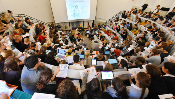 Ein Hörsaal voller Medizinstudenten – manche von ihnen könnten kein Abitur haben.