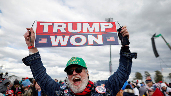 Viele Amerikaner sind nach wie vor davon überzeugt, dass Donald Trump
der rechtmäßige Gewinner der letzten Päsidentschaftswahlen in den USA ist.