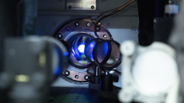 Blick auf die Vakuumkammer, in der kalte Strontiumatome  schweben, die von sich kreuzenden Laserstrahlen festgehalten werden. Die Frequenz des ausgesandten Fluoreszenzlicht nutzen die Forscher zum Test der gravitativen Zeitdilatation auf der Millimeterskala.