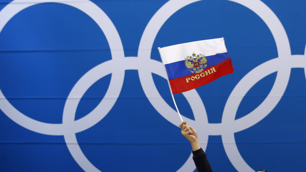 Das russische Fähnchen im Zeichen der Ringe: IOC bereitet Rückkehr russischer Sportler vor