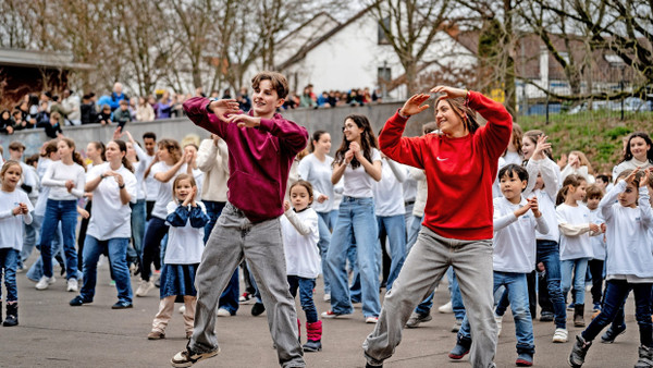 Flashmob zu Olympia: Auf dem Schulhof der Französischen Schule in Rödelheim wird mit viel Begeisterung getanzt.