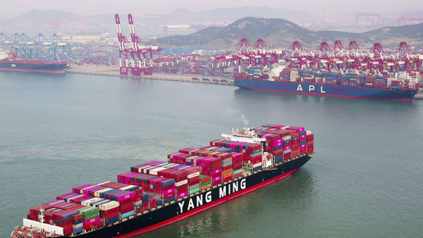 Ein Containerschiff verlässt die Werft in Qingdao in der ostchinesischen Provinz Shandong.