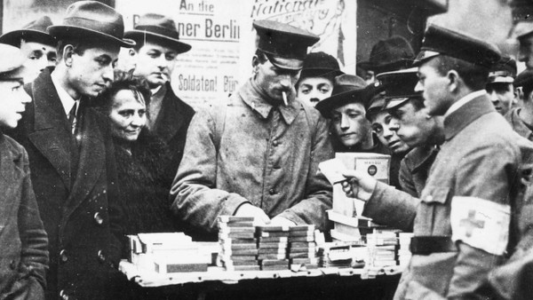 Ein Soldat in Berlin als Zigarettenhändler, 1919.