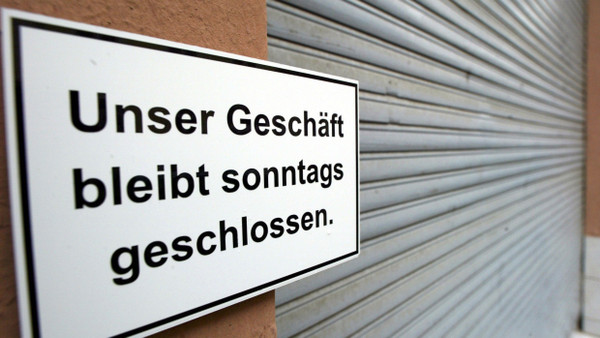 "Unser Geschäft bleibt sonntags geschlossen" steht an einem Geschäft in Frankfurt.
