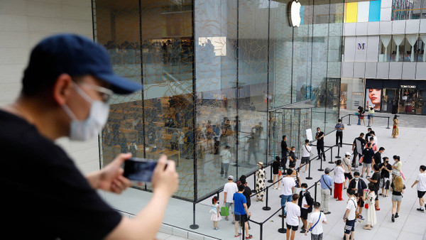 Vor einem Apple-Store in Peking: Auch das amerikanische Unternehmen ist betroffen, weil chinesische Zulieferer auf eine Schwarze Liste gesetzt wurden.