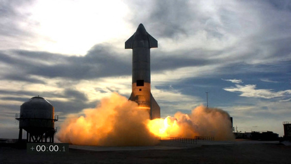Die unbemannte SpaceX-Rakete Starship SN10 zu Beginn ihres Testflugs.
