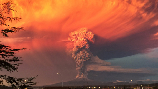 Vulkanausbrüche wie die Eruption des chilenischen Calbuco 2015 zeigen, was passiert, wenn große Mengen Schwefeldioxid in die Stratosphäre transportiert werden.