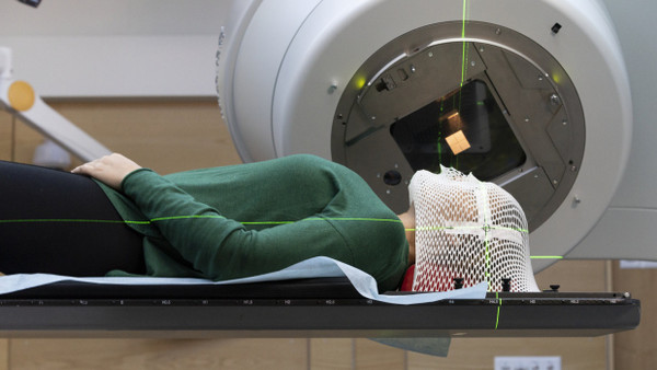 Eine Patientin wird in Zürich auf eine Strahlenbehandlung vorbereitet.