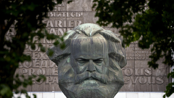 Wie ein längst vergessenes Requisit: Karl-Marx-Büste in Chemnitz