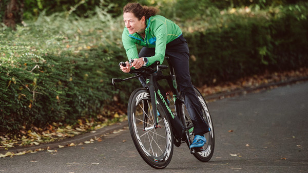 Auf dem Rad in Groß-Gerau: die Triathletin Nicole Best