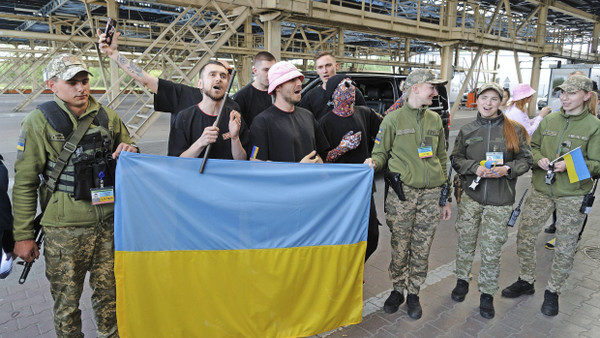 An der Grenze: Oleh Psiuk (Mitte) und Band singen mit Soldaten.