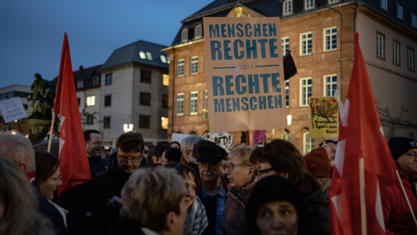 Rechts ist ungleich Rechtsextremismus: Die mangelnde Begriffsschärfe einiger Protestanten, wie hier in Hanau zu sehen, kann auch zu Problemen führen.