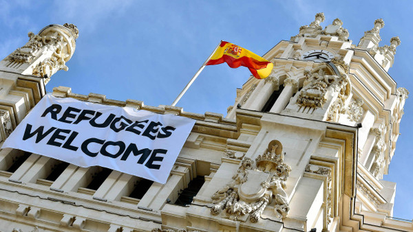 Am Palacio de Cibeles in Madrid, dem Sitz der Stadtverwaltung, prangte im September 2015 ein Plakat, dass Geflüchtete willkommen hieß.