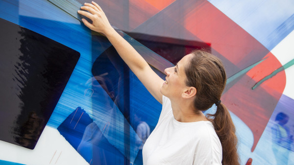 „Glasmalerei lässt den Betrachter mitten im Bild stehen“: Die Street-Art-Künstlerin MadC vor ihrem Kunstwerk im Hof des Museums Ernst in Wiesbaden.
