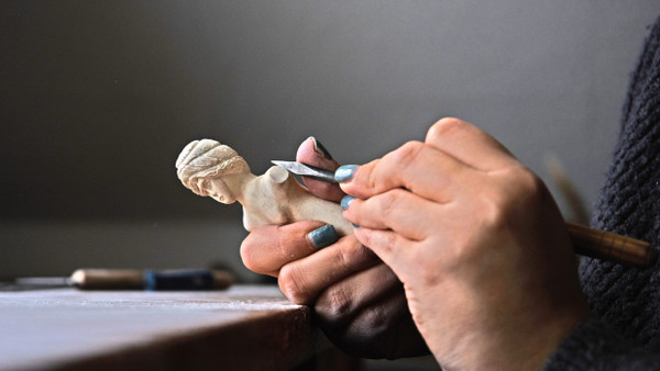 Kunsthandwerk: Aus Knochen oder Horn schnitzt Laura De Luca kunstvolle Figuren und Gebrauchsgegenstände nach antikem Vorbild.