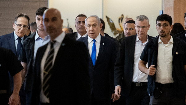 Der israelische Premierminister Benjamin Netanyahu kommt am 20. Mai 2024 zu einer Parteisitzung im israelischen Parlament, der Knesset, in Jerusalem an.