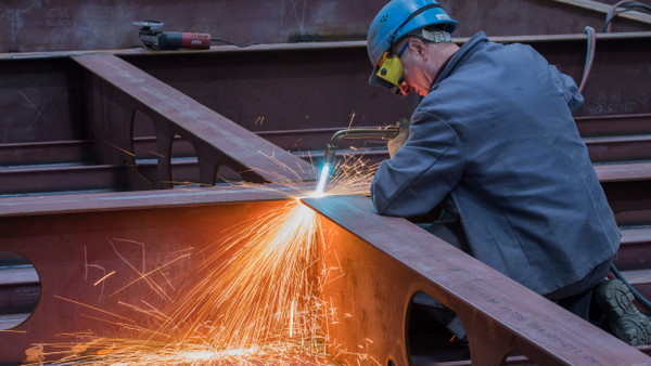 Wie viel Arbeit darf es denn sein? Ein Schiffbauer arbeitet auf einer Werft.