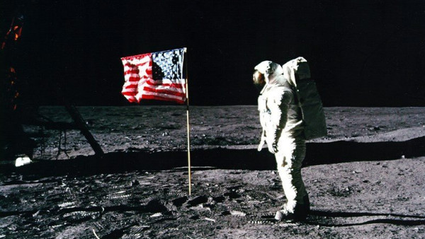 Ikone der Menschheits- und Technikgeschichte: Der Astronaut Edwin „Buzz“ Aldrin steht neben der amerikanischen Flagge auf dem Mond.