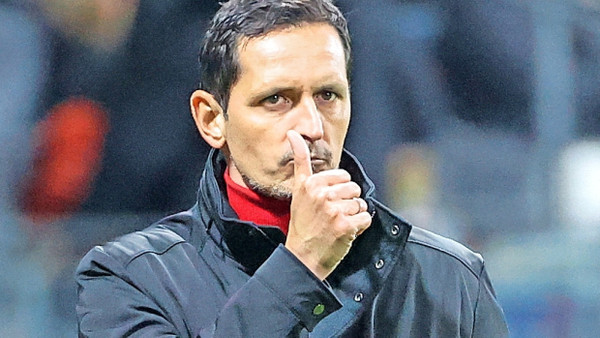 Eintracht-Trainer Dino Toppmöller freut sich über einen Sieg zum Jahresabschluss 2023.