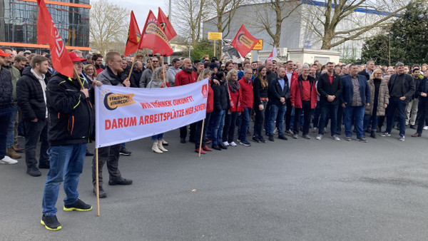 Protest: Mitarbeiter von Continental in Wetzlar protestieren für den Erhalt des Standortes.
