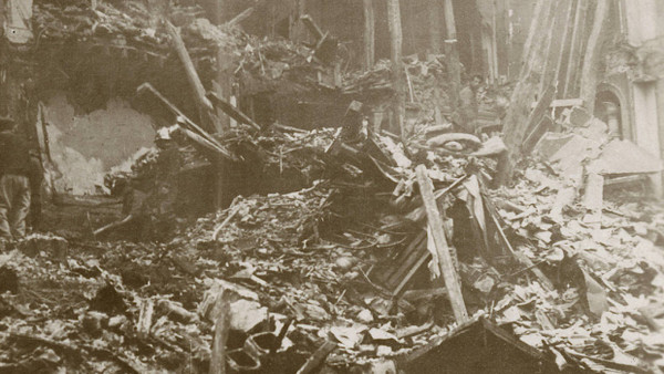 Schäden durch einen Bombenangriff auf Paris im März 1918.