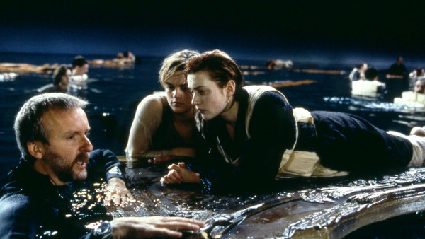 Set von „Titanic“: James Cameron unterhält sich mit seinen Darstellern Leonardo DiCaprio und Kate Winslet