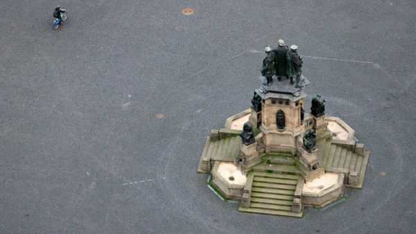 Grauer Stadtmittelpunkt: Roßmarkt mit Gutenberg-Denkmal in Frankfurt