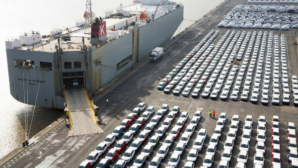 So sieht Warenexport aus: Fahrzeuge des Volkswagen Konzerns stehen im Hafen von Emden zur Verschiffung bereit.