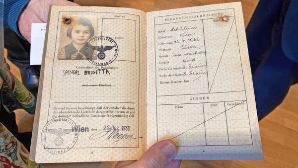 Historisches Dokument: Die Neu-Österreicherin Gitta Ryle hält am Dienstag ihren alten Pass als „Spindel Birgitta“ in der Hand.