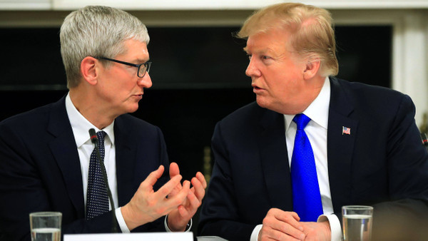 Wie hier im März dieses Jahres haben sich Apple-Chef Cook und Präsident Trump am Donnerstag abermals im Weißen Haus getroffen.
