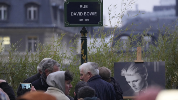 Das Schild zur neuen David-Bowie-Straße in Paris am Montag