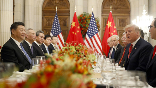 Der amerikanische Präsident Donald Trump (l) mit Chinas Staatschef Xi Jinping im Dezember 2018 auf dem G20-Gipfel in Buenos Aires