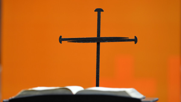 Ein Kreuz aus Nägeln sowie eine Bibel vor der Gedächniskirche in Berlin im April 2018.