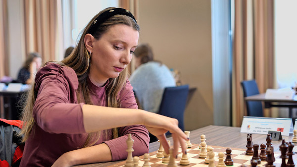 Weiß am Zug: Bruna Geske hat sich schon lange auf diese Partie bei den Einzelmeisterschaften für Frauen vorbereitet. Sie spielt gegen die Österreicherin Maria Horvath. Das Turnier in Augsburg ist ihre Chance, dem Titel Internationale Meisterin näherzukommen.