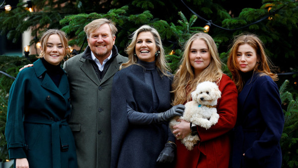 König Willem-Alexander und seine Frau Maxima posieren Ende Dezember gemeinsam mit ihren Töchtern Amalia, Alexia und Ariane sowie Hund Mambo für ein Foto.