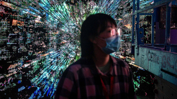 Eine Besucherin in einem der weltweit ersten Museen in Peking, das sogenannte Blockchain-Kunst zeigt.