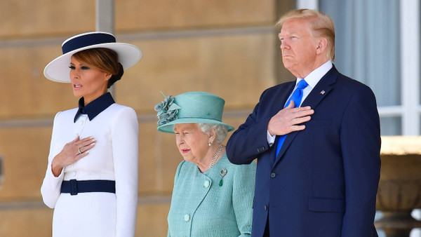 Das Ehepaar Trump am Montag in London mit Queen Elizabeth II.