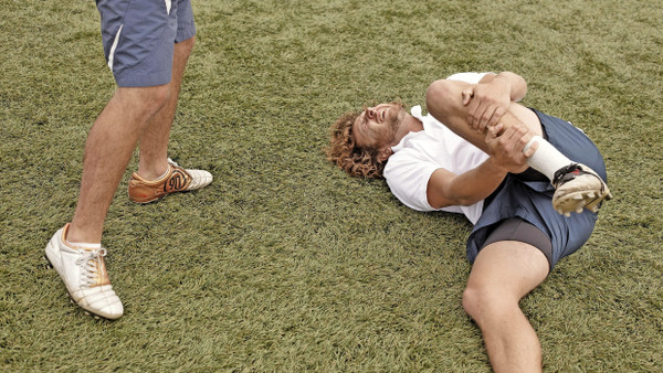 Wer sich beim Sport verletzt, wird vom Arzt behandelt. Die Chefarztbehandlung kann man sich erkaufen oder sich sparen.