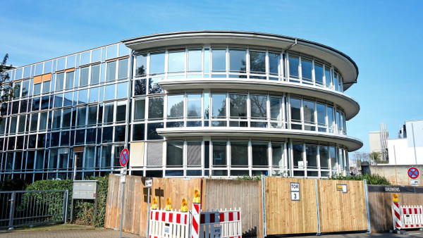 Standort für vier Jahre: Das Büro­gebäude am Großen Hasenpfad bietet Platz für die Grundschule.