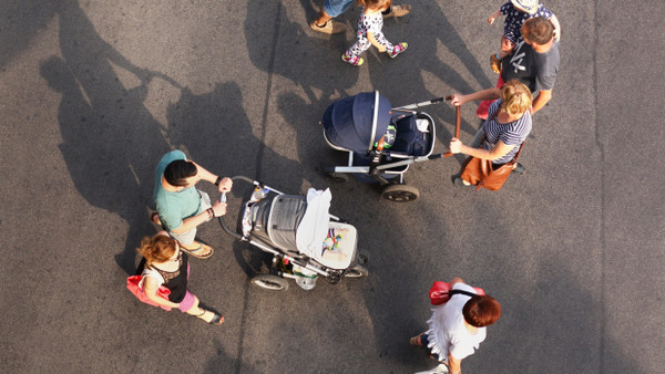 Junge Familien begegnen sich in Berlin.