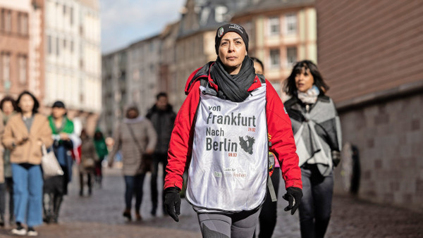 Mission nach Berlin Die feministische Aktivistin Nasrin Jalali hat ihren Lauf in Frankfurt am 24. Februar begonnen.
