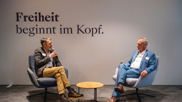 Im Gespräch: World-Vision-Pressesprecher Dirk Bathe (links) unterhält sich mit Journalist Matthias Trautsch